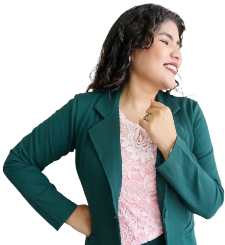 meliza-mogollon-sonriendo-de-perfil-con-blazer-verde