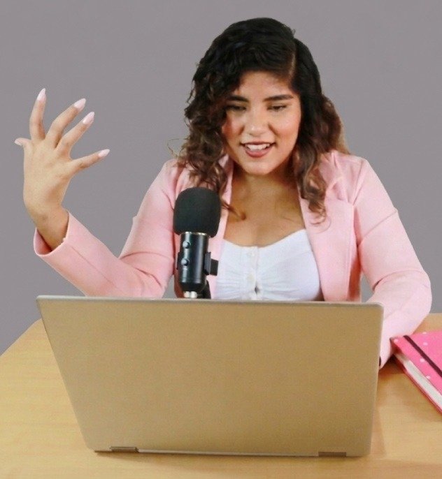 meliza-mogollon-sonriendo-sentada-frente-a-una-laptop-v2